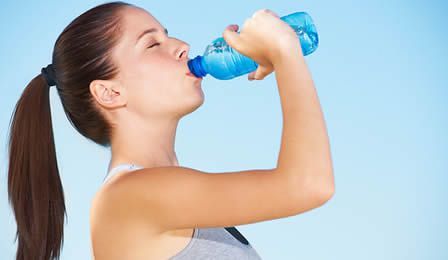 Wasser trinken: Viel Trinken beim Fitness & Sport ist gesund